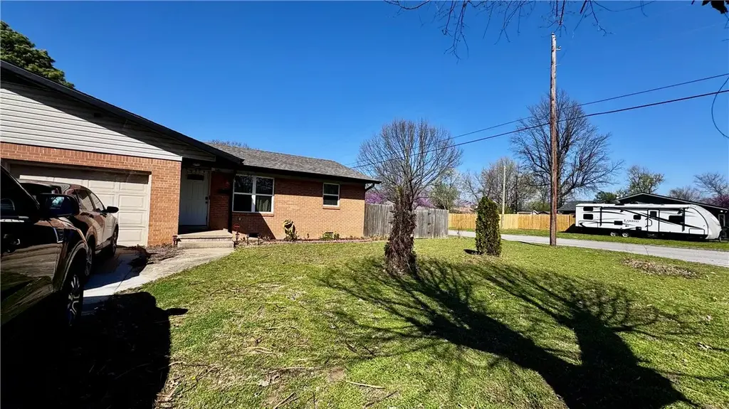 2000 A & B Dee Avenue, Springdale