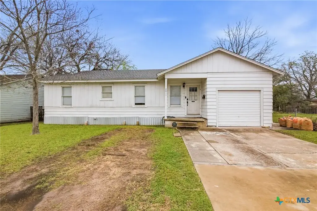 2011 E Crestwood Drive, Victoria