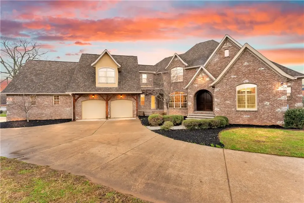 10333 Falcon Crest Drive, Lowell