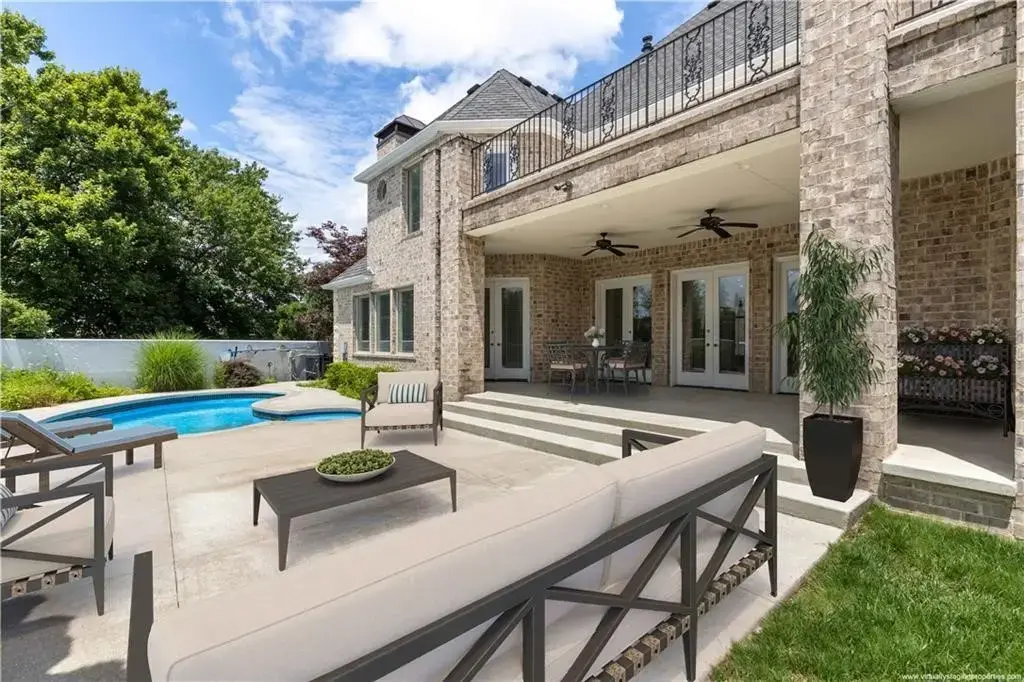 1 W Colonial Drive, Rogers