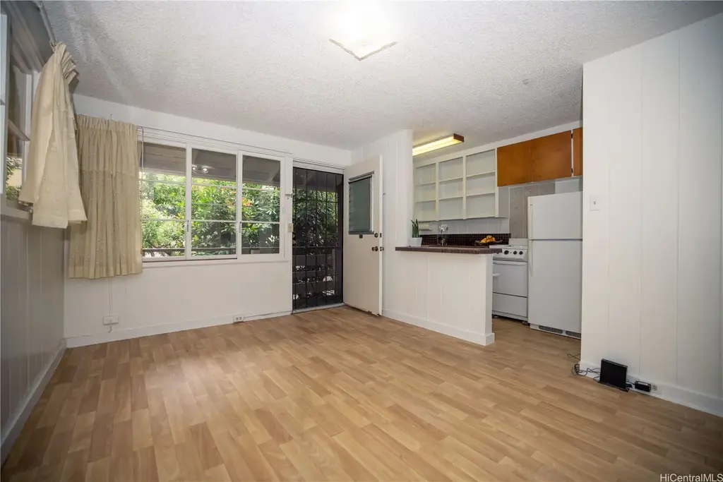 (unit #207) 423 Kaiolu Street, Honolulu