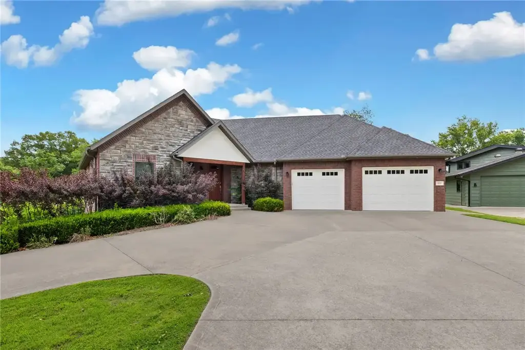 802 Nw D Street, Bentonville