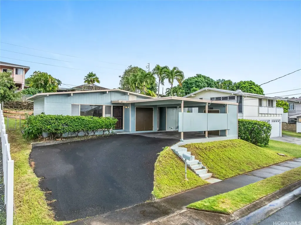 1427 Puanakau Street, Honolulu