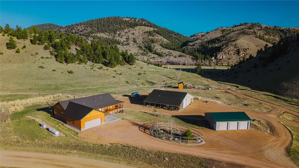 460 Lower Willow Creek Road, Hall