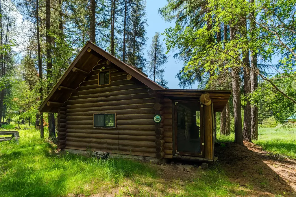796 Tamarack Lane, Troy