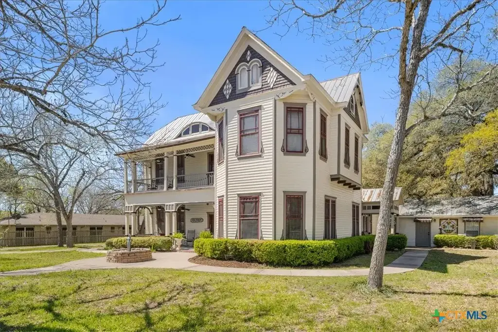 501 W Moore, Moulton