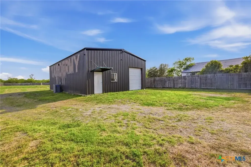10083 N Us Hwy 59, Fannin