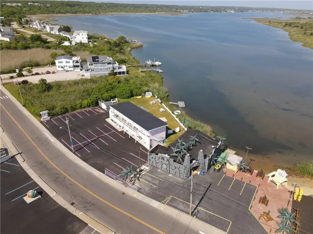 19 Winnapaug Rd, Westerly