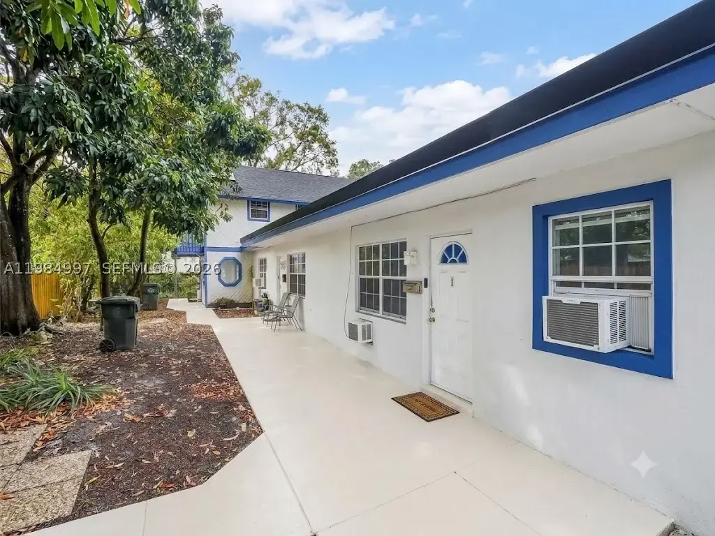 898 Ne 39th St, Oakland Park
