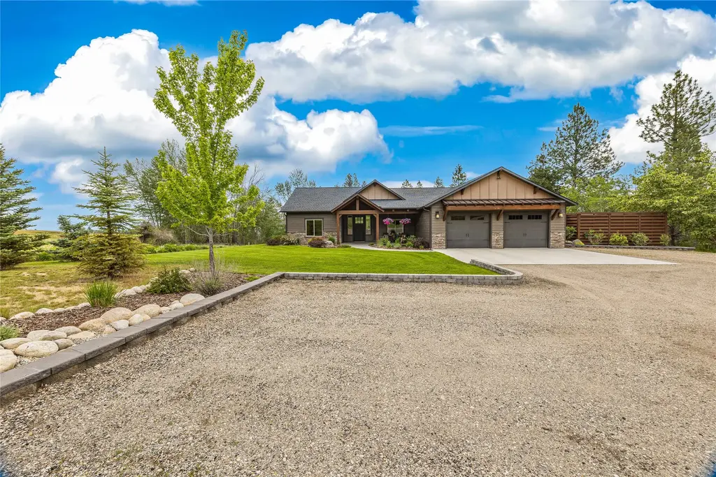 693 Cottonwood Road, Hamilton