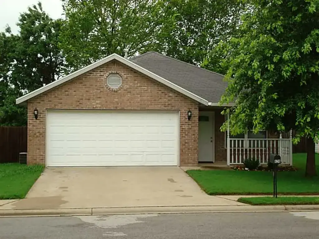 820 Se E Court, Bentonville