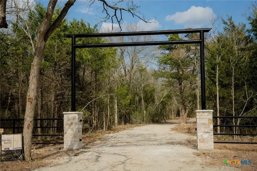 12344 Red Hill, Hearne
