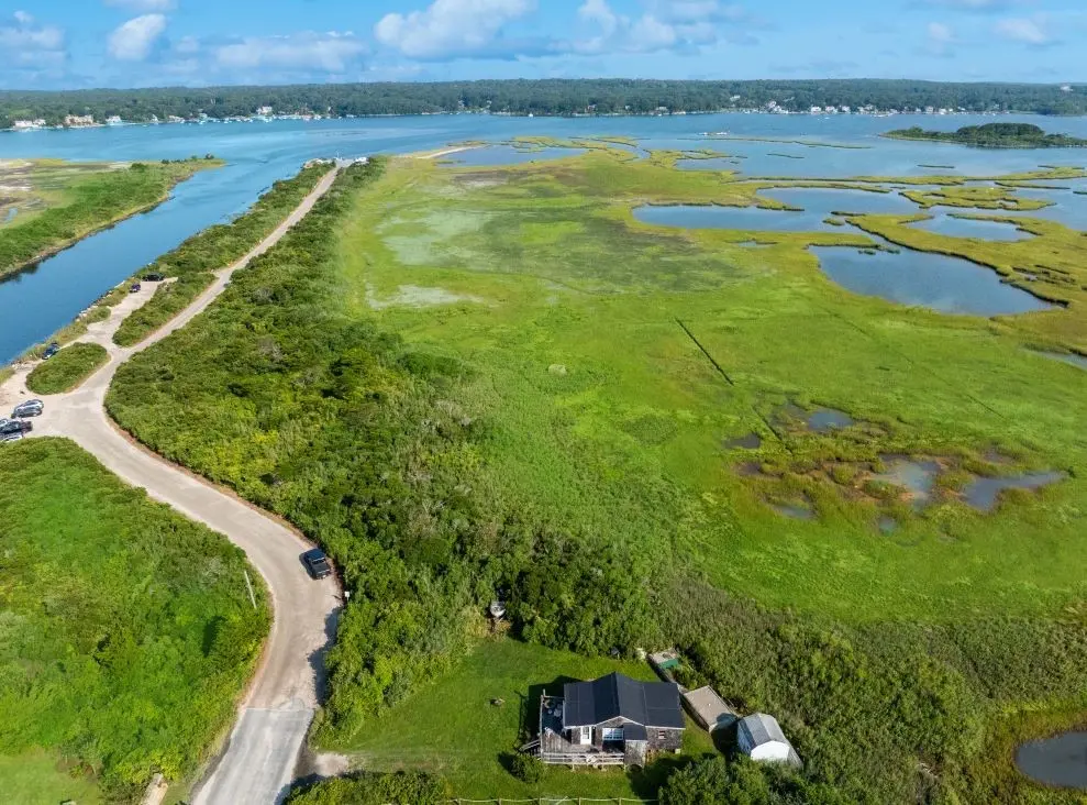 853 W Beach Rd, Charlestown