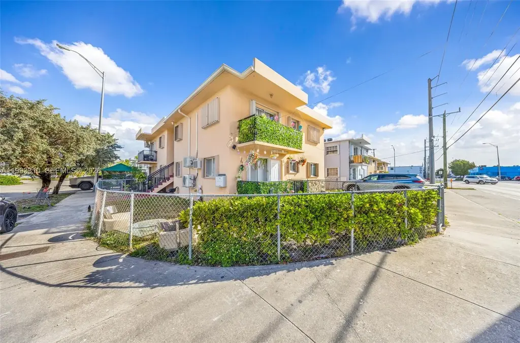 955 W 23rd St, Hialeah