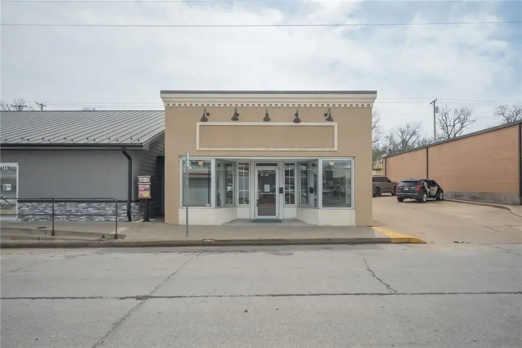 115 E Hickory, Neosho