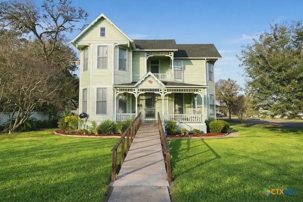 408 E Prairie Street, Cuero
