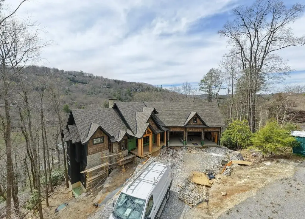 1406 Falls Drive West, Highlands