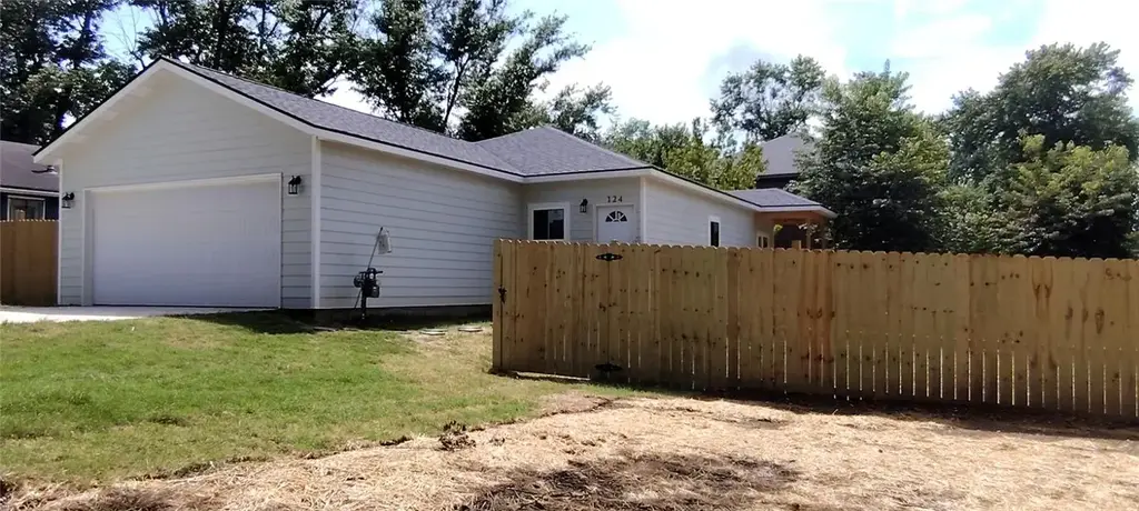 124 N Gunter Street, Siloam Springs