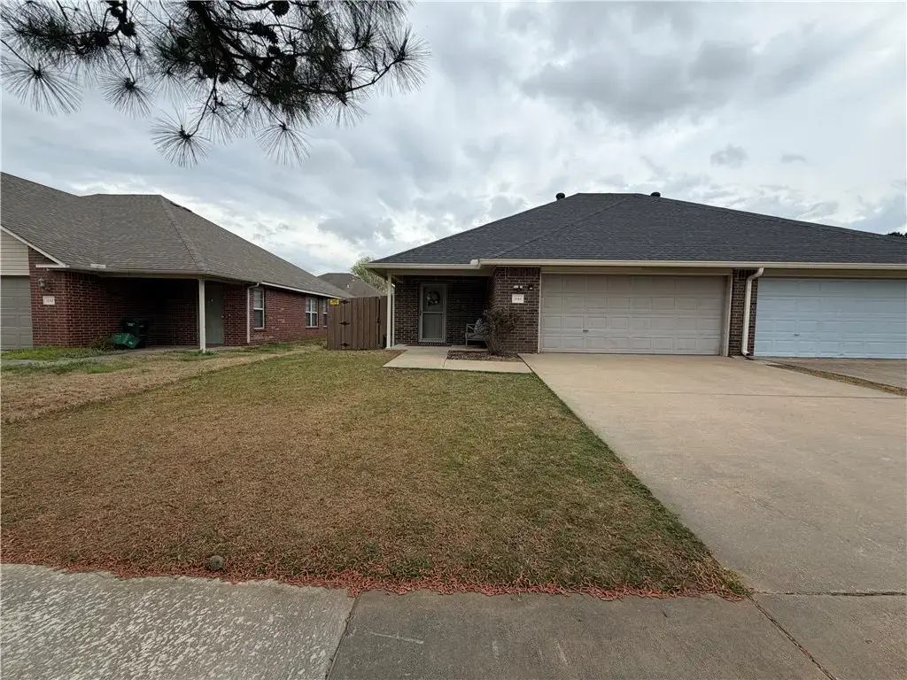 1584 N Willowbrook Drive, Fayetteville
