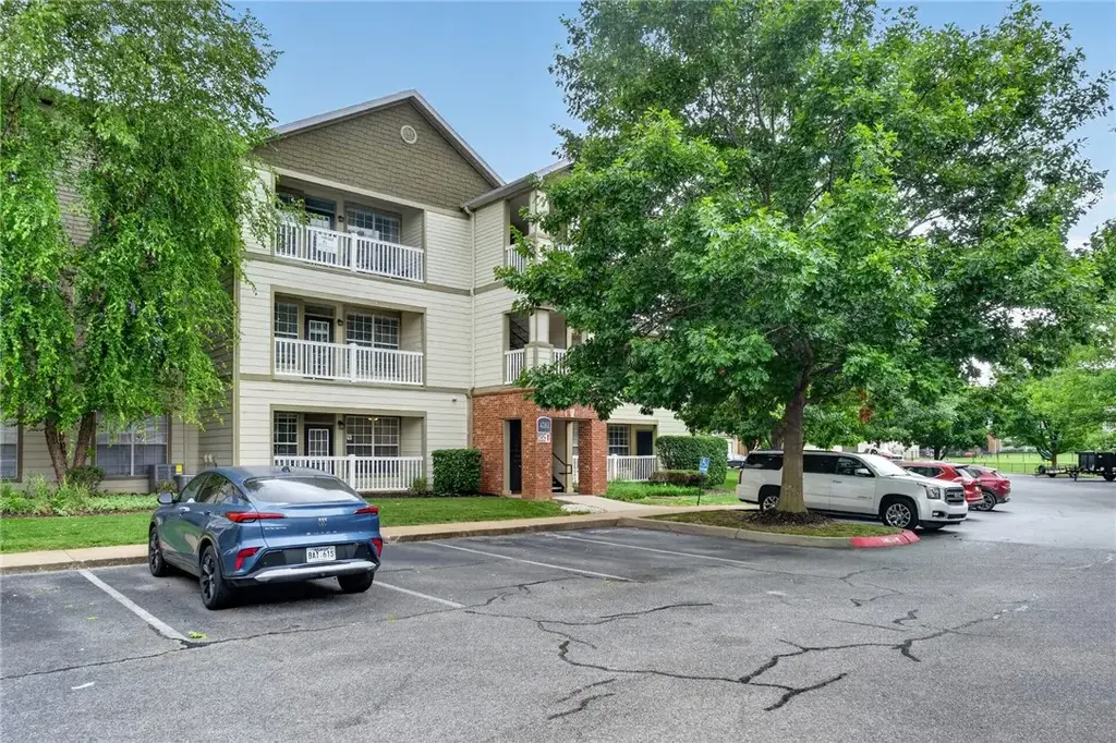 4261 Ne Meadow Creek Circle 305, Fayetteville