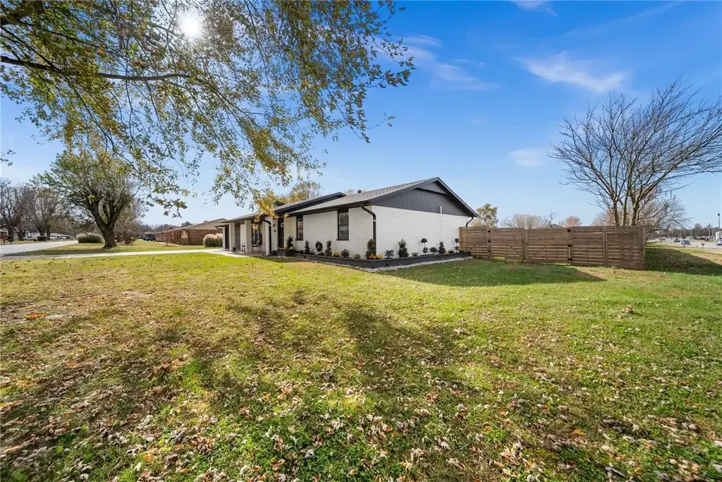 1822 Daisy Circle, Lowell