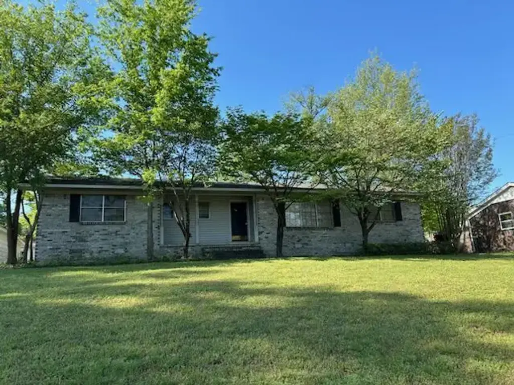 801 W 17th Terrace, Russellville