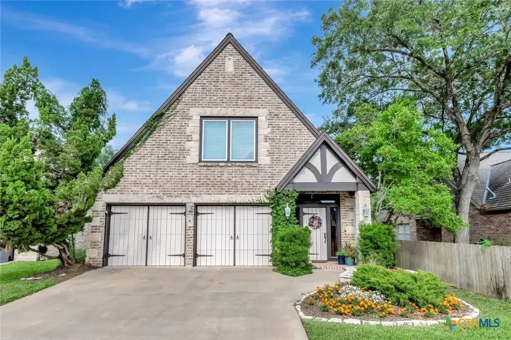 6 Cotswold Lane, Victoria