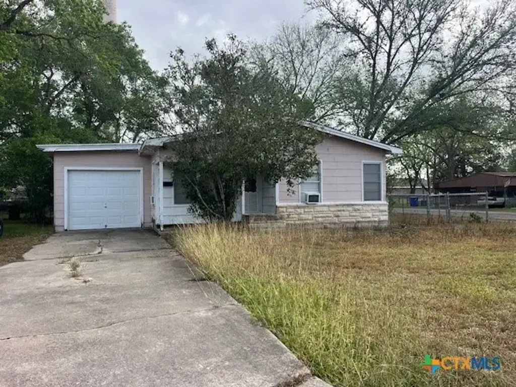 209 Highland Street, Yoakum
