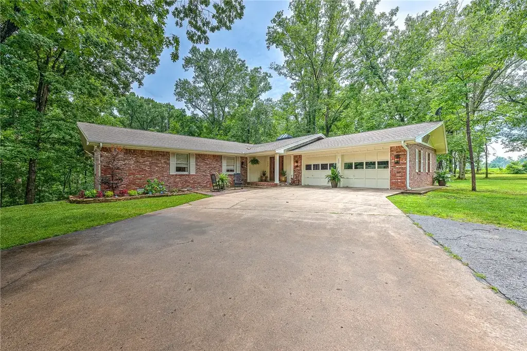 200 Kayla Drive, Rogers