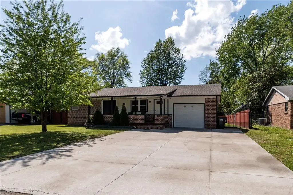 1022 Lowell Road, Springdale