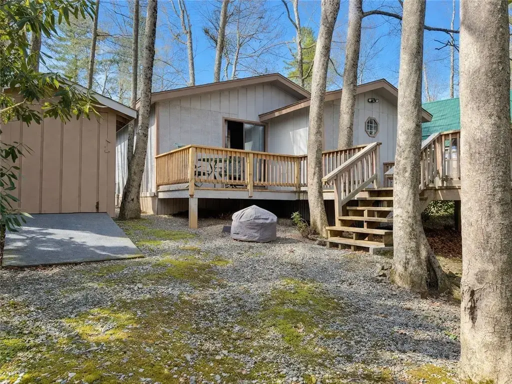 123 Whispering Pine Loop, Newland