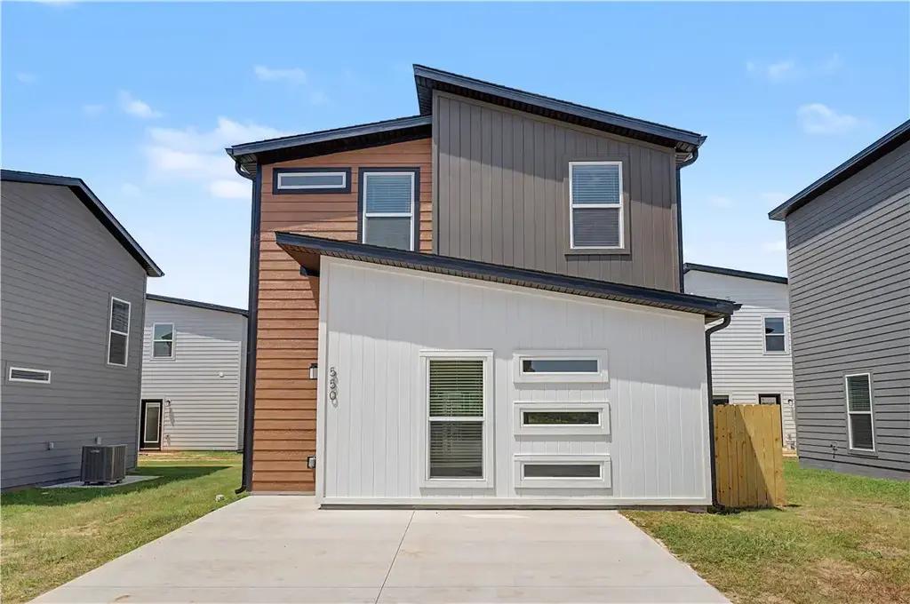 550 Solar Street, Centerton