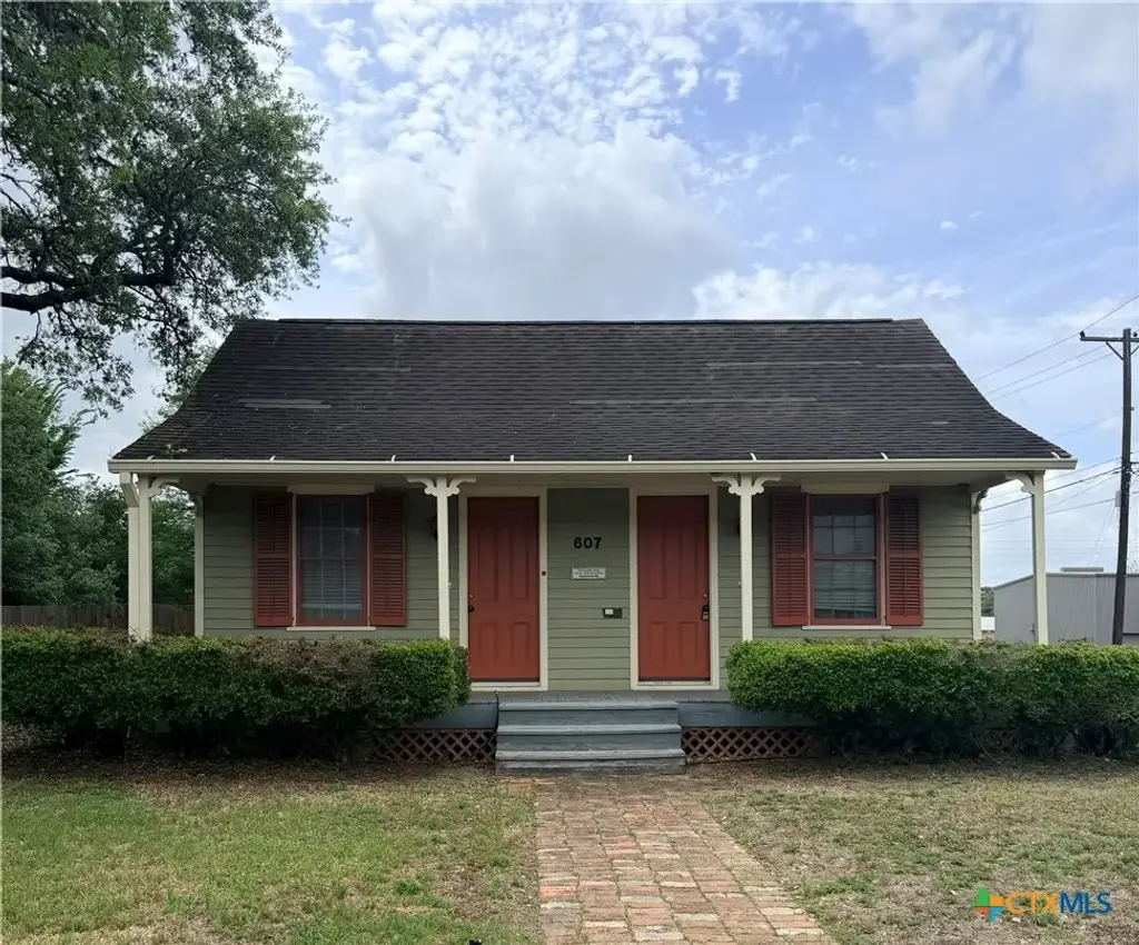 607 N Bridge, Victoria