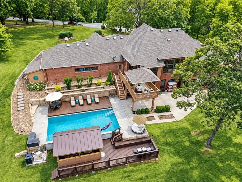 9364 Everest Place, Rogers