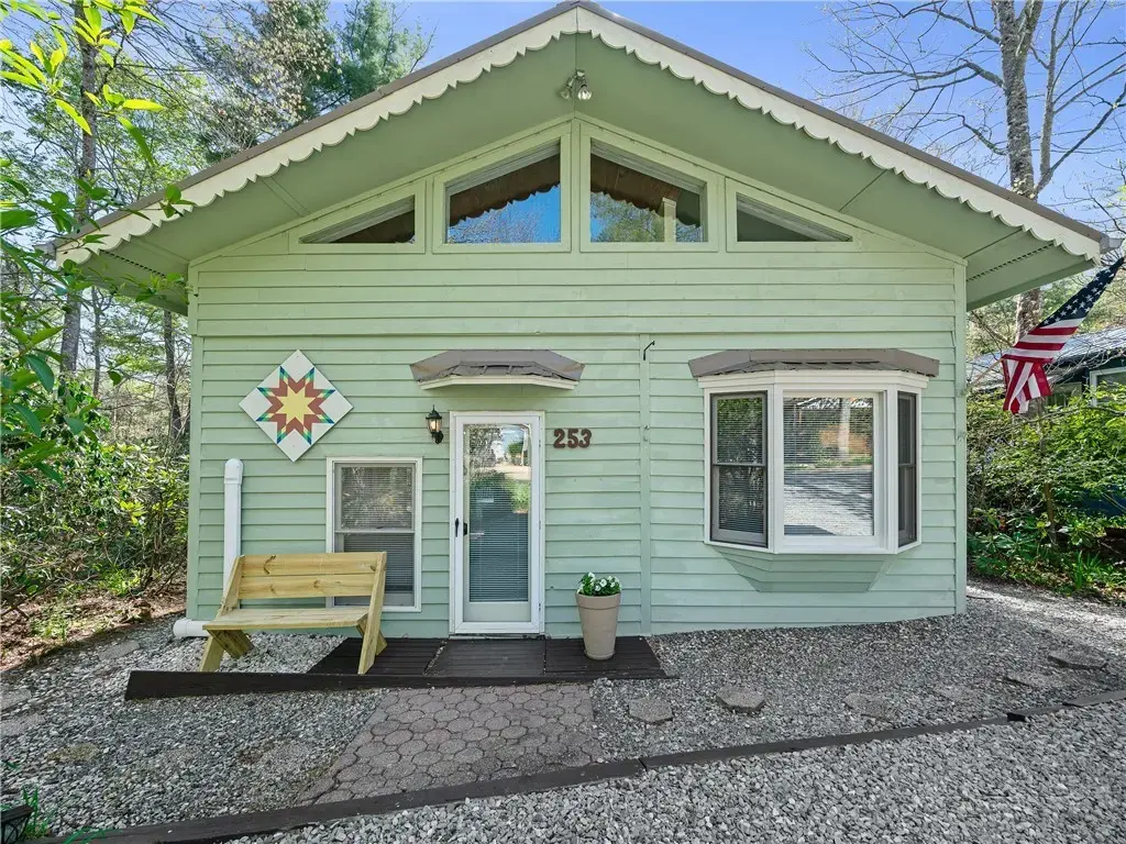 253 Black Pine Road, Newland