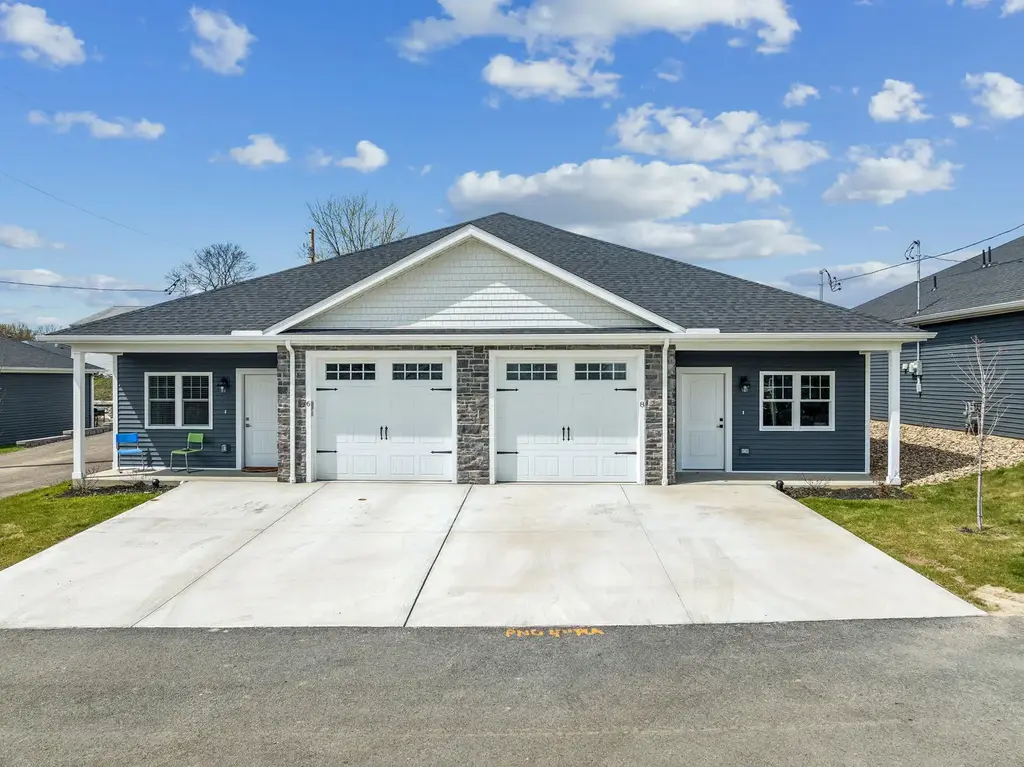 8 Barrington Court, Monaca