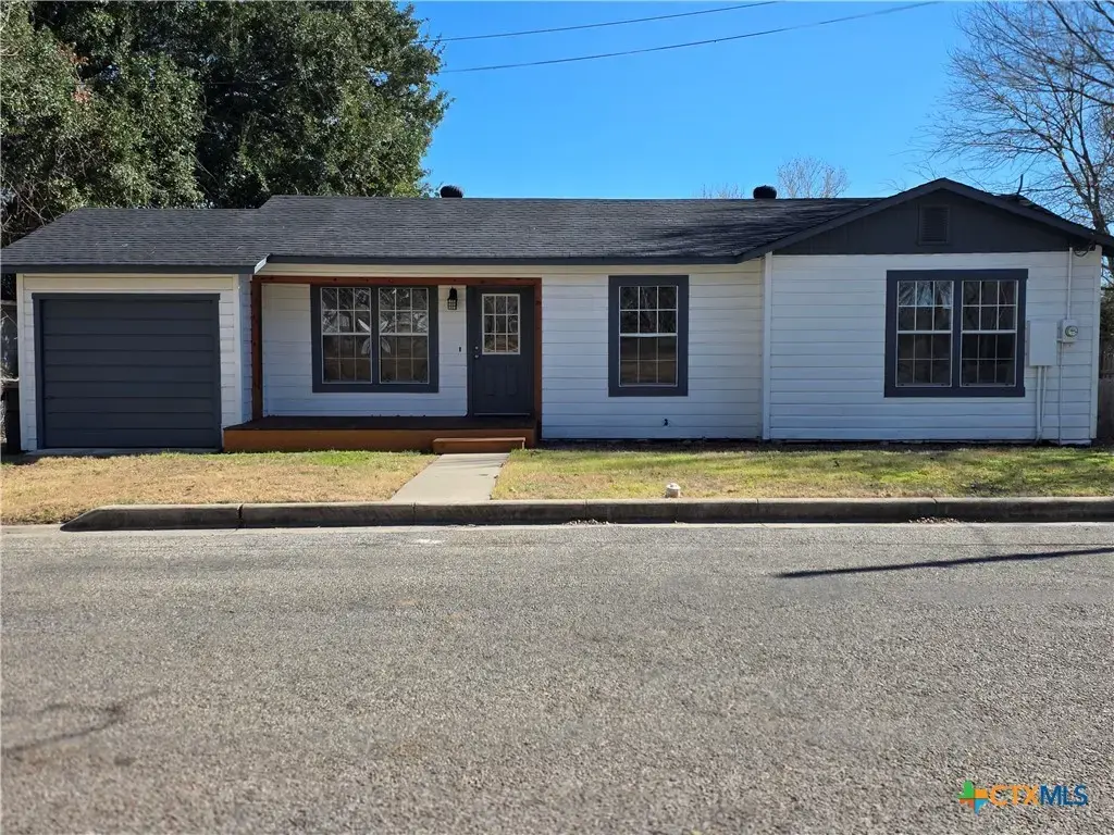 116 E 14th Street, Shiner