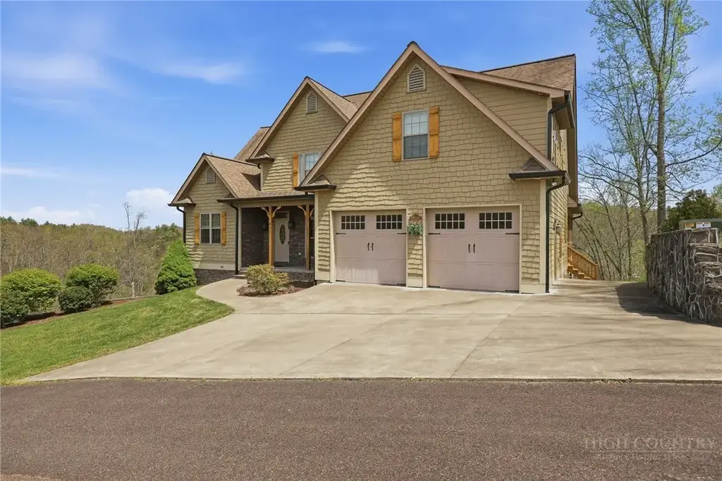 437 Whispering River Drive, Crumpler
