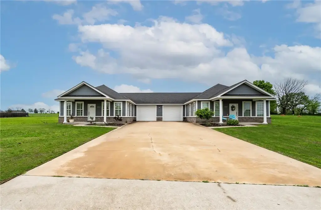 21037 And 21039 Richard Court, Siloam Springs
