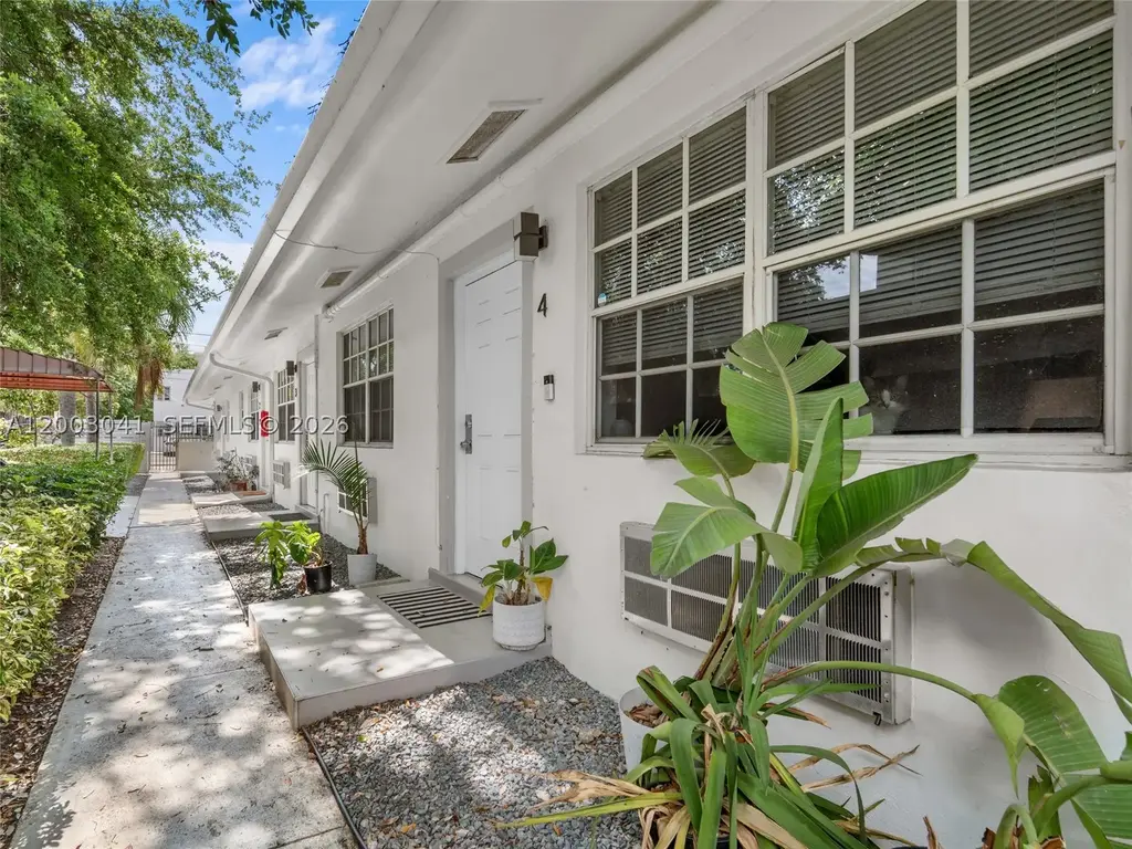571 Ne 67th St, Miami