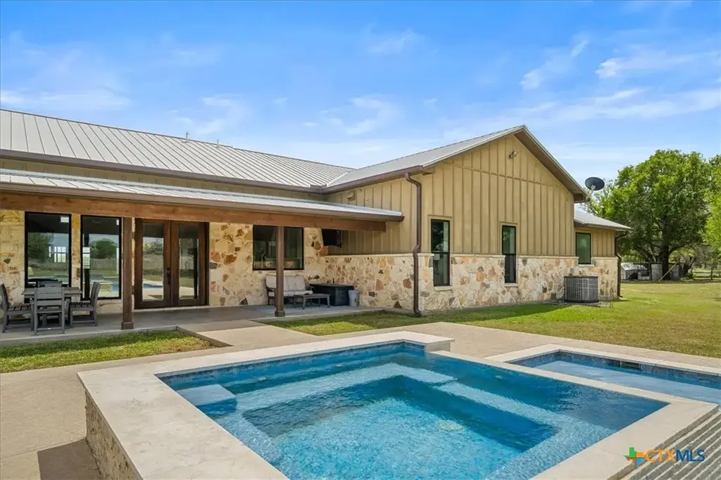 98 County Road 957b, Schulenburg
