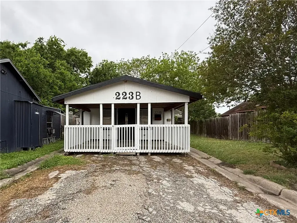 223 N Benavides Street B, Port Lavaca