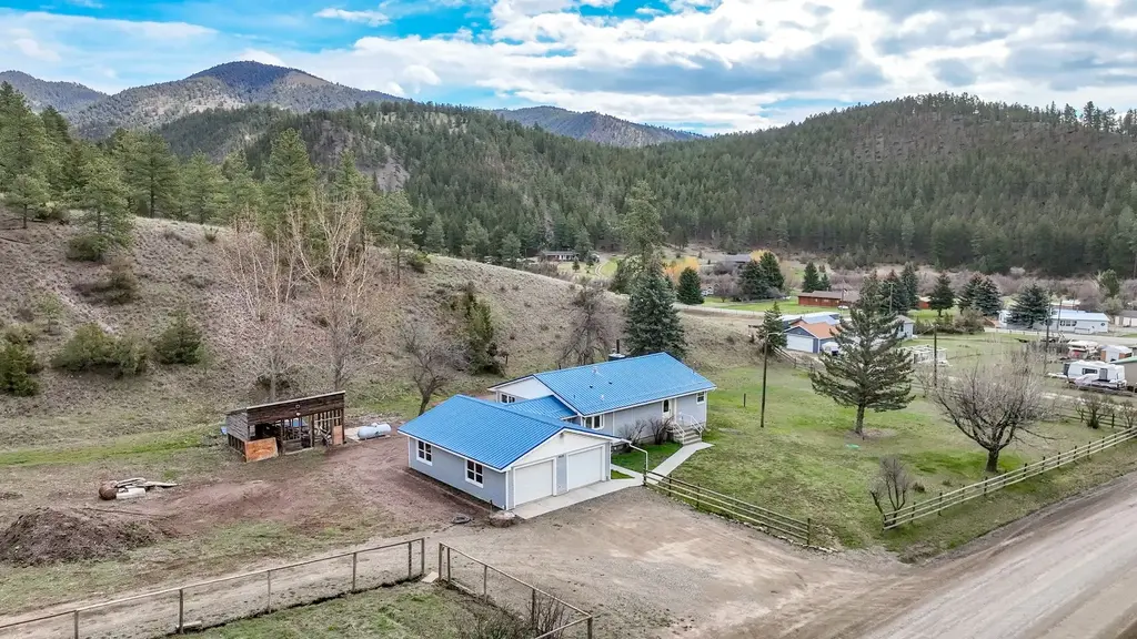 6025 Nelson Road, Helena