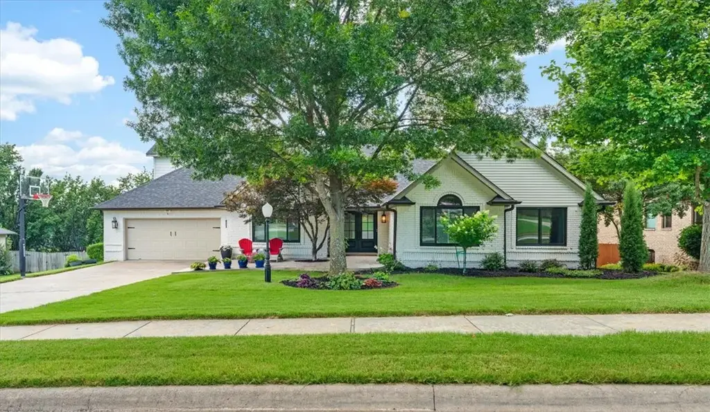 2911 N Charleston Xing, Fayetteville