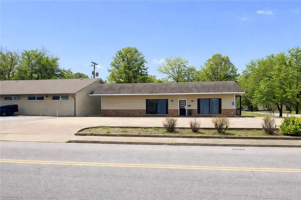 313 W Meadow Avenue, Springdale