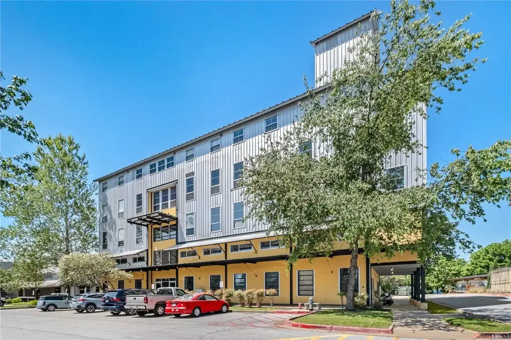 525 S School 450, Fayetteville