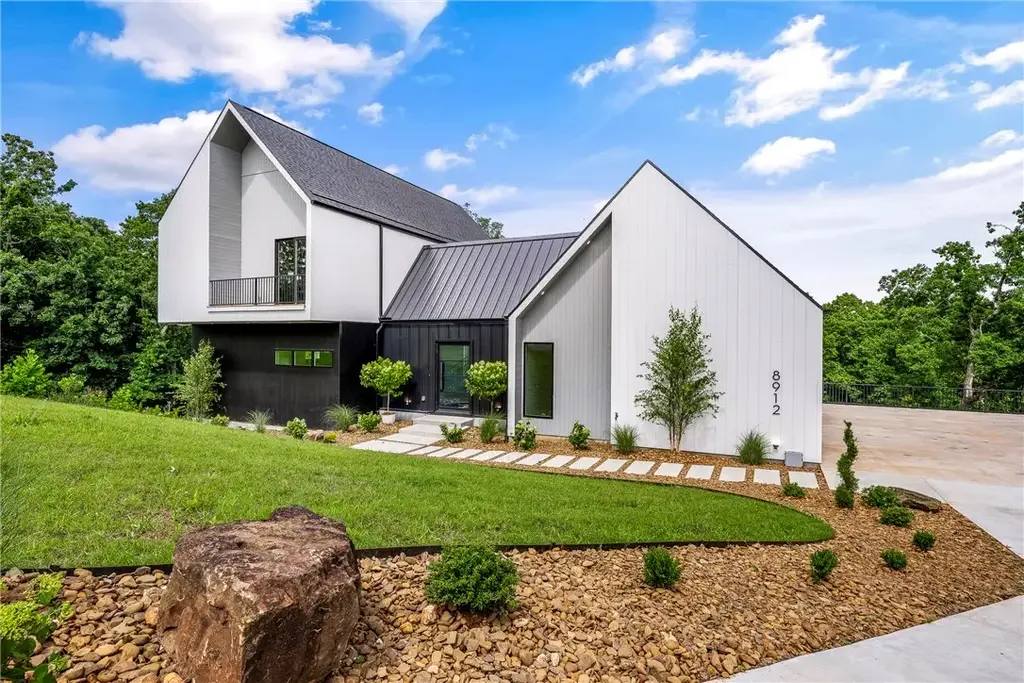 8912 Anew Road, Rogers
