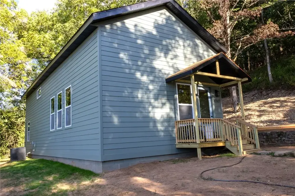10669 Highway 16, Combs