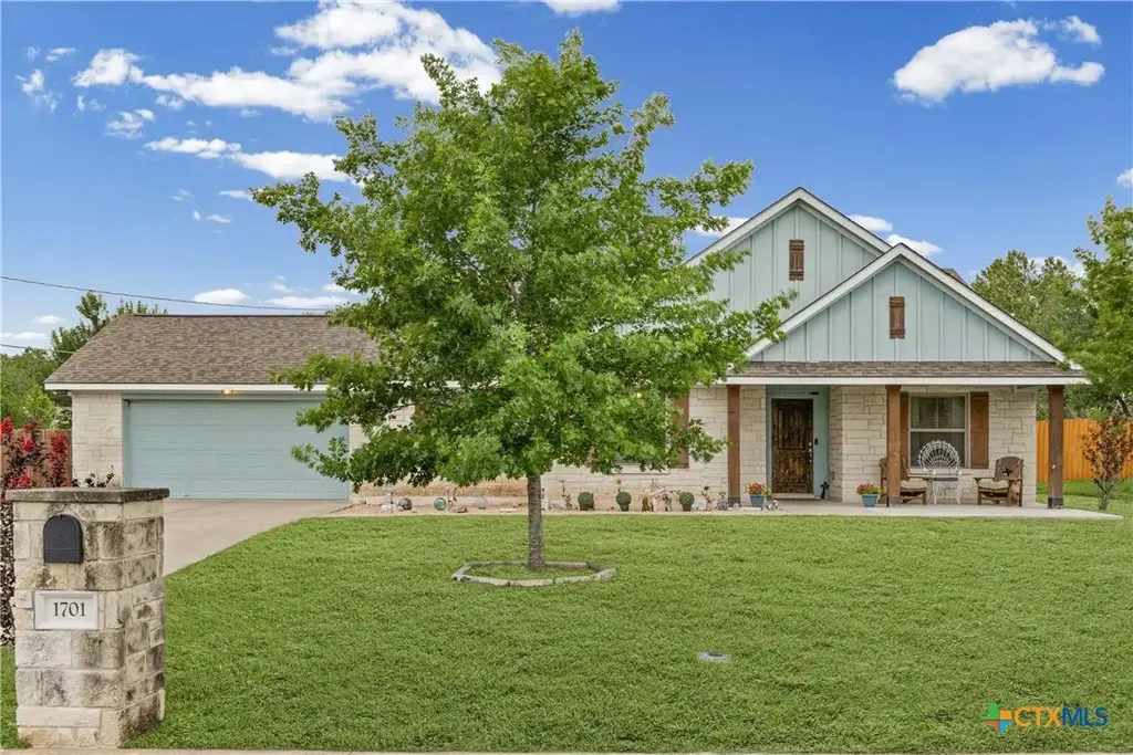 1701 Meadow Lane, Lockhart