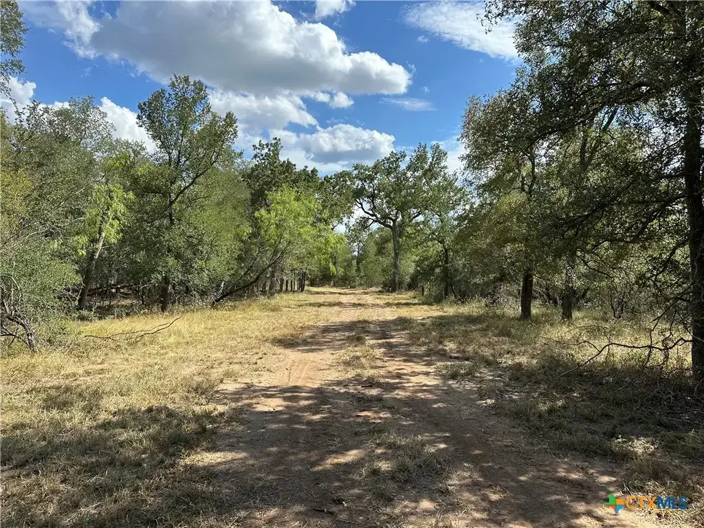 650 Coastal Lane, Luling